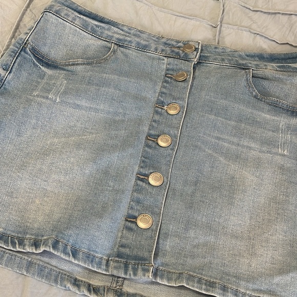 Button down mini jean skirt - Picture 2 of 5